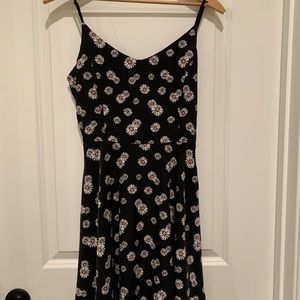 Adorable daisy dress with unique back